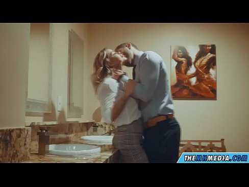 ❤️ ווען אַ באַסטי בלאָנדע סידוס איר אין אַ ציבור אָפּטריט ️ האָמעמאַדע פּאָרן ביי אונדז ❤